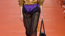 Come abbinare le gonne trasparenti, dalle passerelle allo street style 5 modi per indossarle quest’estate
