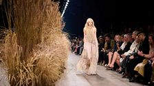 Milano Fashion Week SS27: è l'era della fluidità. Ecco gli abiti dei prossimi caldi 