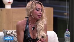 Valeria Marini in lacrime minaccia di lasciare la Casa: "Non ce la faccio più"