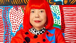 Yayoi Kusama è morta a 97 anni: addio alla regina dei pois che conquistò anche la moda