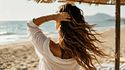Capelli in viaggio: i prodotti da mettere in valigia per proteggerli da sole, sale e cloro
