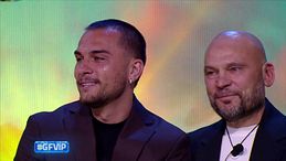 Raul Dumitras scoppia in lacrime all'arrivo del padre Timoteo