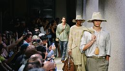 La sfilata Giorgio Armani Primavera Estate 2027 (Uomo e Cruise) tra nomadismo e spirito mediterraneo