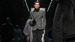 Milano Fashion Week FW2627: Dolce&Gabbana, quando la moda uomo diventa un ritratto interiore