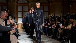 Parigi Fashion Week FW2627, chiudono i big Hermès e Jacquemus. Doppia sorpresa da Chavarria