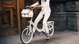 Sessant’anni dopo la Bardot, la bicicletta è ancora irresistibile 