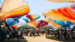 Dalla rave couture al boho luxury, i festival del 2026 sono il nuovo viaggio esperienziale 
