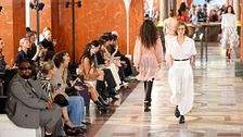 Paris Fashion Week SS26: Louis Vuitton, un viaggio andata-ritorno nello stile di Anna d’Austria