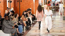 Paris Fashion Week SS26: Louis Vuitton, un viaggio andata-ritorno nello stile di Anna d’Austria