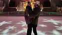 Keanu Reeves e Alexandra Grant sulla pista di pattinaggio di New York