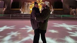 Keanu Reeves e Alexandra Grant sulla pista di pattinaggio di New York