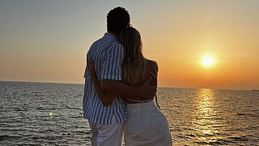 Susy Fuccillo lancia palloncini in cielo con le figlie per ricordare il marito