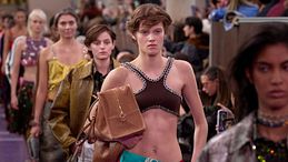 Il pezzo chiave della prossima stagione? I top (e dintorni), lo dicono le passerelle della Paris Fashion Week