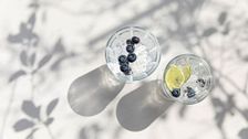 Mixology en plein air: icone del design, dettagli d’acciaio e cristalli geometrici 