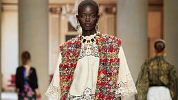 Quiet luxury o massimalismo? Come sarà la moda della prossima Primavera 2027