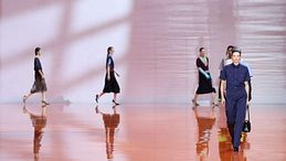 Milano Fashion Week SS26: l’anticonformismo di Prada, tra eleganza e funzionalità