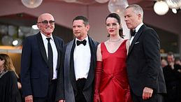 Venezia83: Ink di Danny Boyle racconta scandali, glamour e potere della stampa 