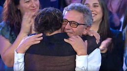 Mattia Zenzola abbraccia il papà