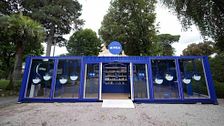 100 Anni di Blu, l'iniziativa che celebra un'icona della bellezza