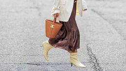 Borse a secchiello, l’accessorio chic per look effervescenti