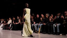 Non solo vestiti plissé, tra pieghe e drappeggi la moda estiva celebra il dinamismo classico e la femminilità in movimento