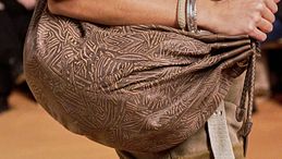 Tendenza banana bag (e dintorni), le borse morbide e slouchy dell’Estate 2026