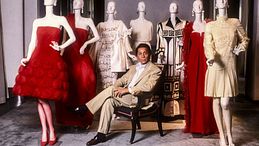 Addio a Valentino Garavani, il sarto che ha cucito l’eternità in rosso