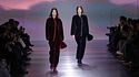 Milano Fashion Week FW26-27, Giorgio Armani apre nuovi orizzonti tra luce, velluti e profondità di grigio