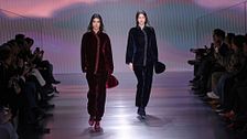 Milano Fashion Week FW26-27, Giorgio Armani apre nuovi orizzonti tra luce, velluti e profondità di grigio