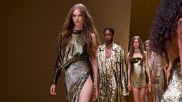 L'estate si veste di luce: come indossare oro e argento (per dare risalto all’abbronzatura)