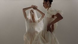 La sposa d’estate: i trend più belli, dal pizzo più prezioso alle ispirazioni day clothing 