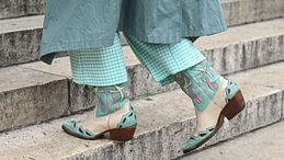 Gli stivali texani sono il must have di stagione, ma come si indossano? 