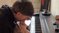 Benjamin Mascolo versione papà al piano con la figlia Athena