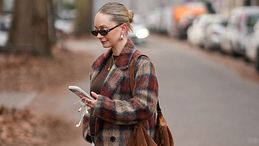 It’s plaid mania! Cappotti tartan e wool jacket effetto “coperta” tornano a dettare tendenza nella moda Autunno/Inverno 2026-2027