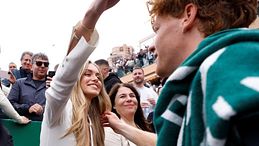 Jannik e Laila, sempre più uniti a Montecarlo: la coppia simbolo del quiet luxury  