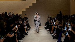 Milano Fashion Week SS26: Emporio Armani, un’eredità che continua anche senza il suo re 