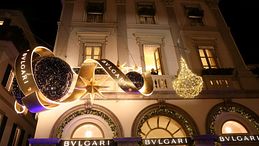 La moda illumina il Natale: Bulgari dà il via alle accensioni a Milano 