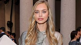 Laila Hasanovic in front row da Armani: la fidanzata di Sinner alla conquista della moda
