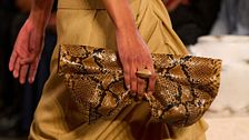 Tendenza animalier, il volto felino della moda nelle sfilate Primavera/Estate 2026  