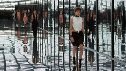 La sfilata Fendi Primavera/Estate 2027 celebra il corpo consapevole e libero delle donne