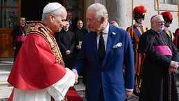 Papa Leone XIV e Re Carlo pregano insieme nella Cappella Sistina
