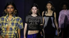 Revival anni ’90: la moda Fall Winter 2025/26 riscopre il decennio che ha cambiato tutto