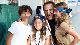 Roby Facchinetti con i nipoti Mia, Leone e Lavinia