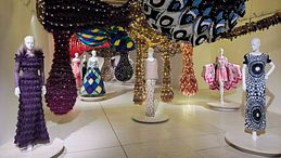 Valentino in mostra a Roma: un dialogo tra moda e arte 