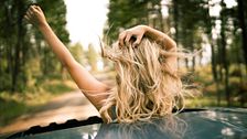 Che cos’è la hair skinification e perché è il nuovo rituale estivo per i capelli  