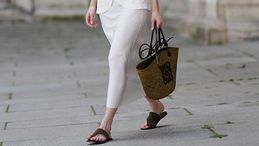 Sandali in camoscio, la tendenza tattile della Primavera 2026