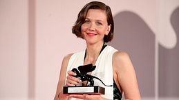 Maggie Gyllenhaal madrina di Venezia 83: la kermesse è una questione di famiglia