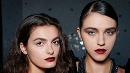 Burgundy, la sfumatura più trendy di stagione veste guance e labbra 