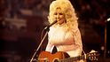 Dolly Parton, addio alla regina degli eccessi: i look che hanno fatto storia