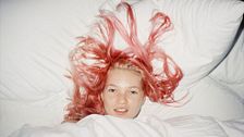 Kate Moss, Alexander McQueen e le notti nei club: 5 ragioni per innamorarsi della mostra Anni ’90 della Tate Britain